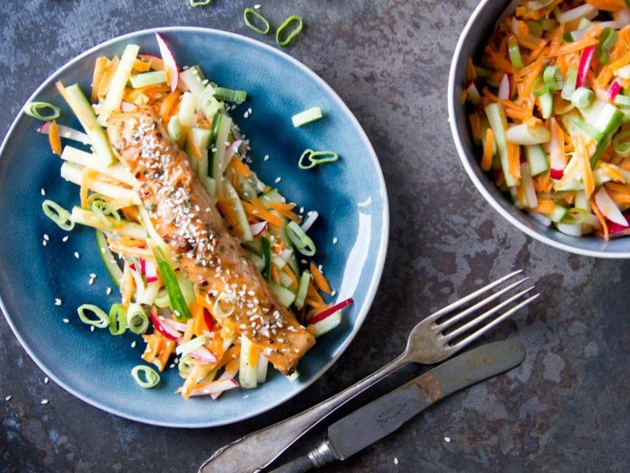 Oriental salmon with a refreshing salad