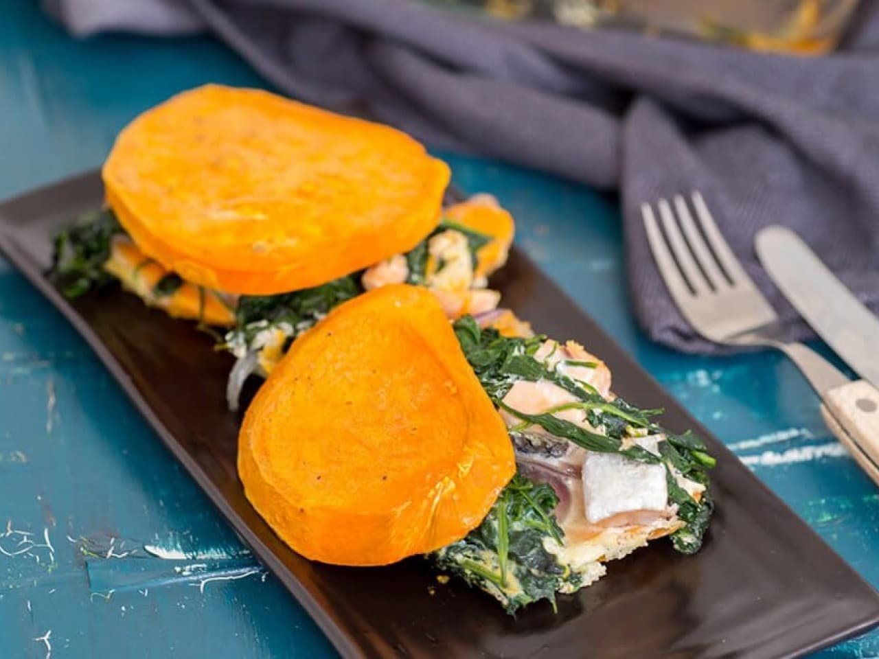 Plato al horno con salmón, camote y espinacas