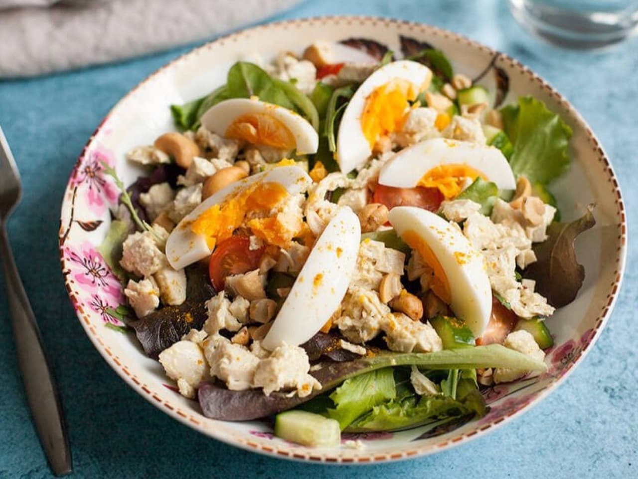 Ensalada paleo de pollo al curry con huevo