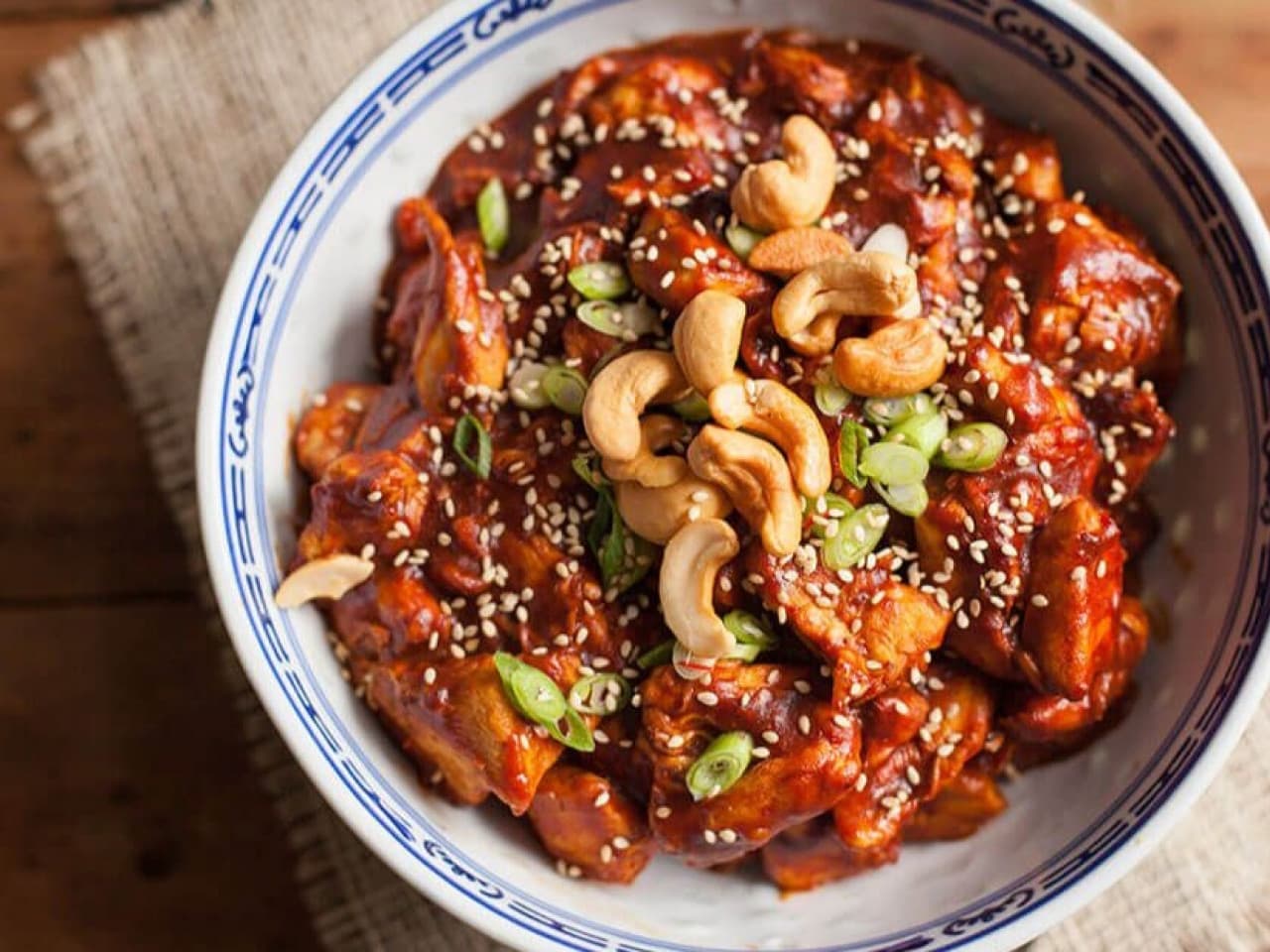 Pollo pegajoso de la olla de barro
