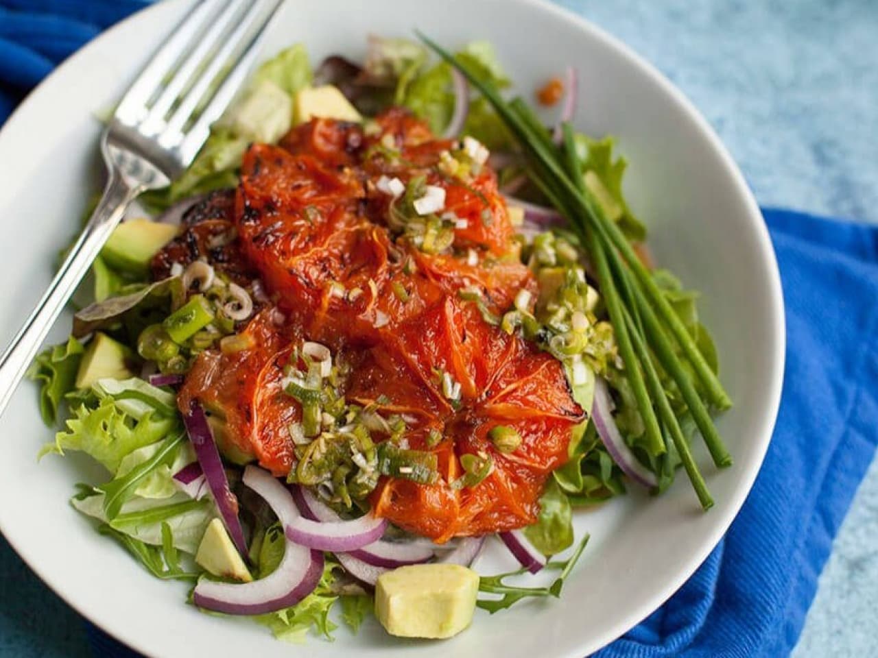Ensalada de pomelo a la parrilla y aguacate