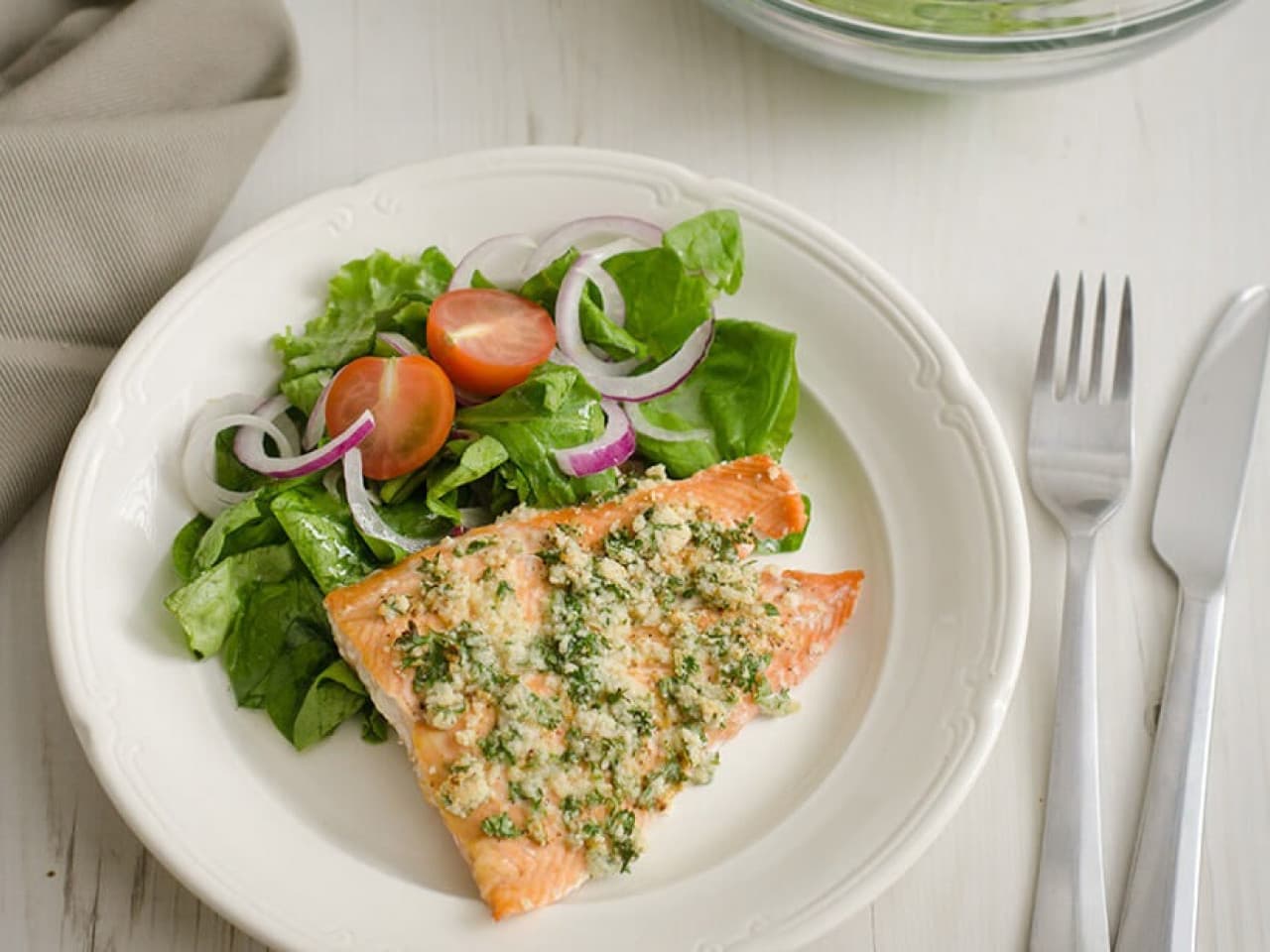 Salmón en costra de hierbas con ensalada de espinacas