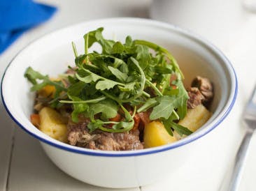 Summer beef stew with arugula