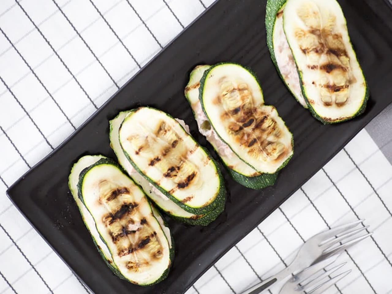 Sandwich de calabacín con ensalada de atún