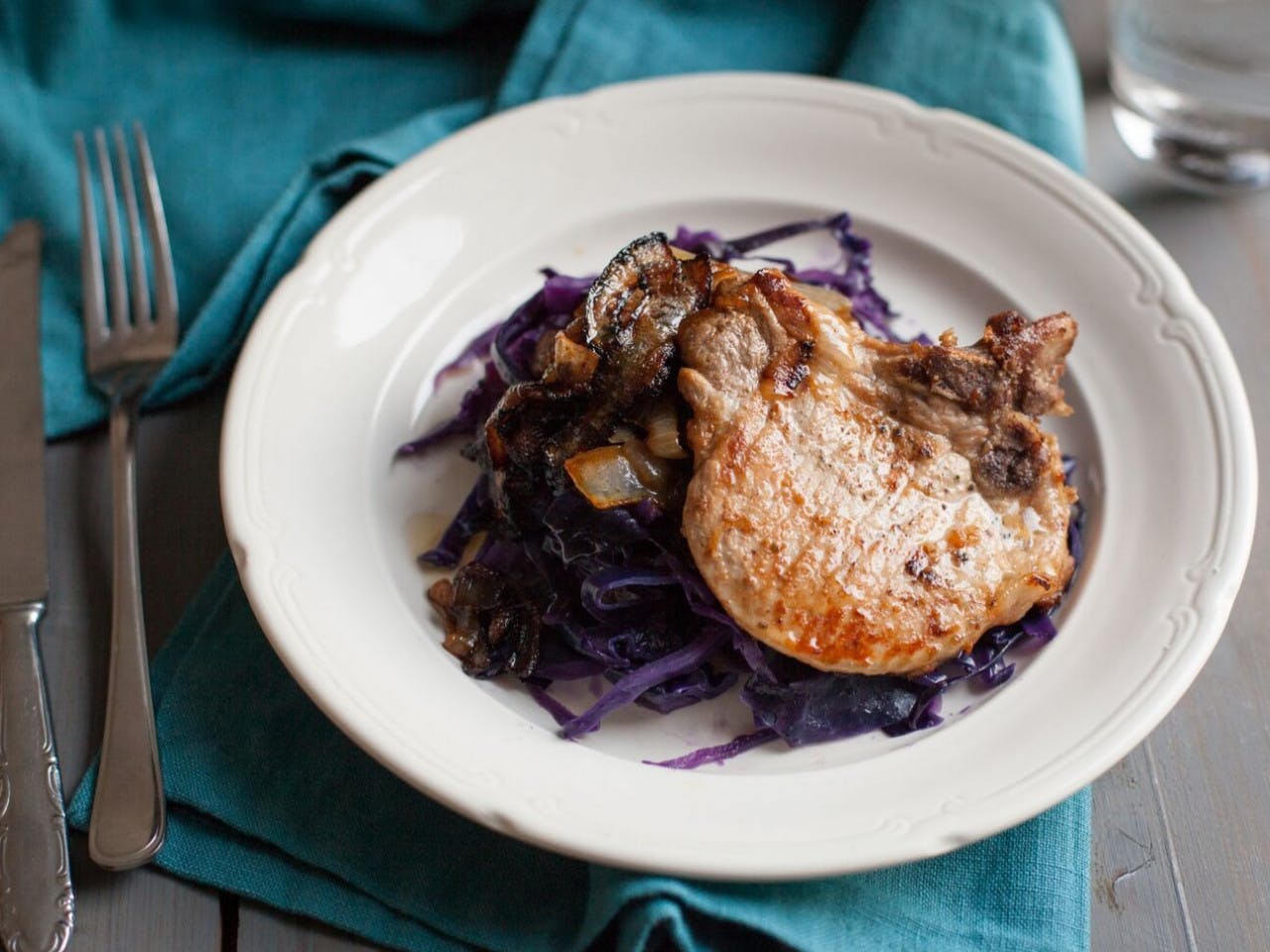 Pork chops with red cabbage
