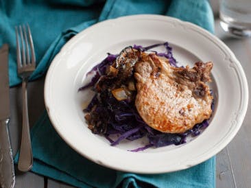 Pork chops with red cabbage