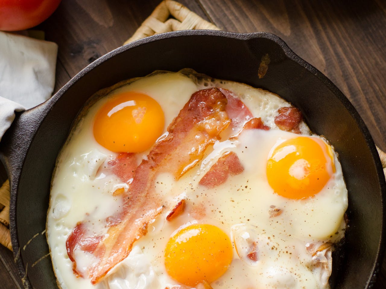 Fried egg with bacon and tomato