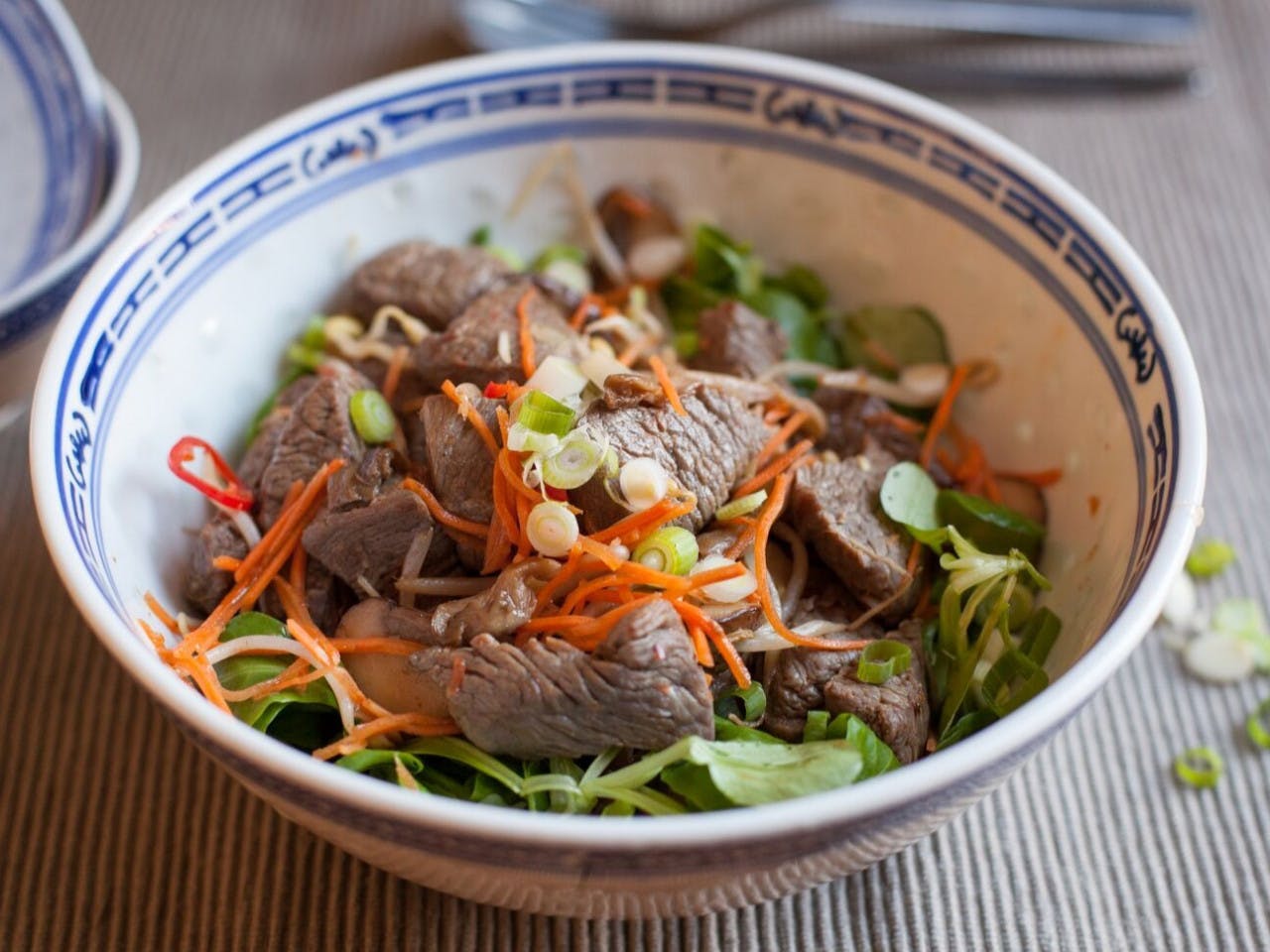 Thai salad with beef tips