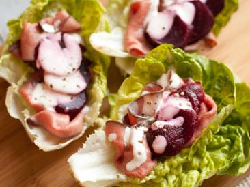 Roast beef wraps with beets
