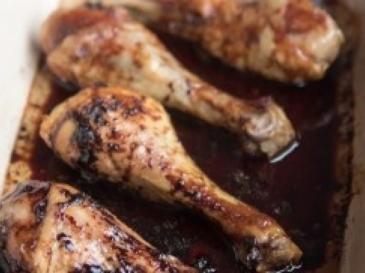Muslos de pollo glaseados con ensalada simple de apio / almendras