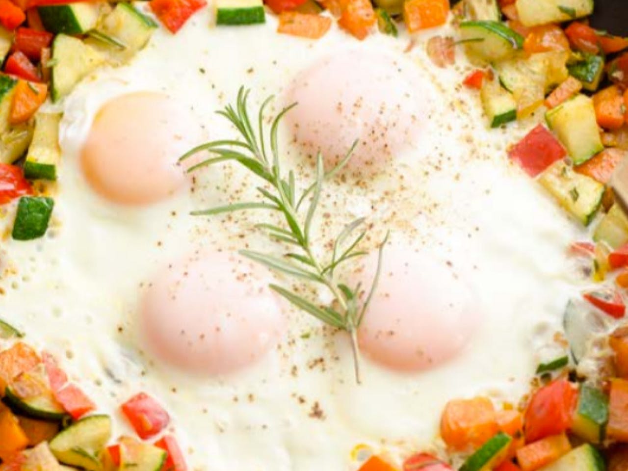 Easy single pan dish with egg and vegetables