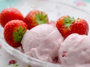 Quick strawberry ice cream