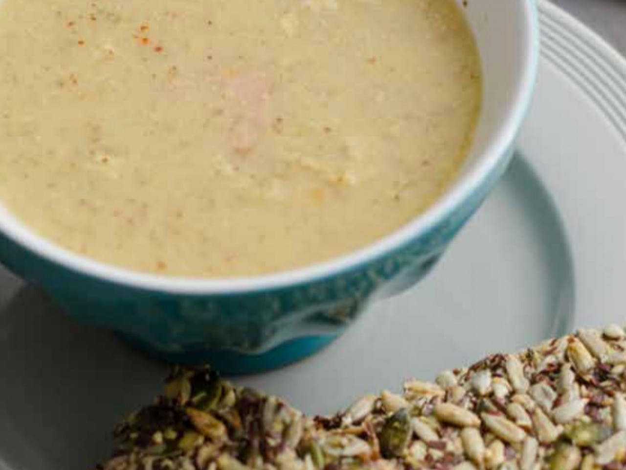 Mustard soup with crunchy crackers