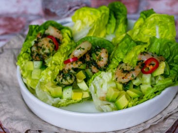 Salad wrap with spicy shrimps