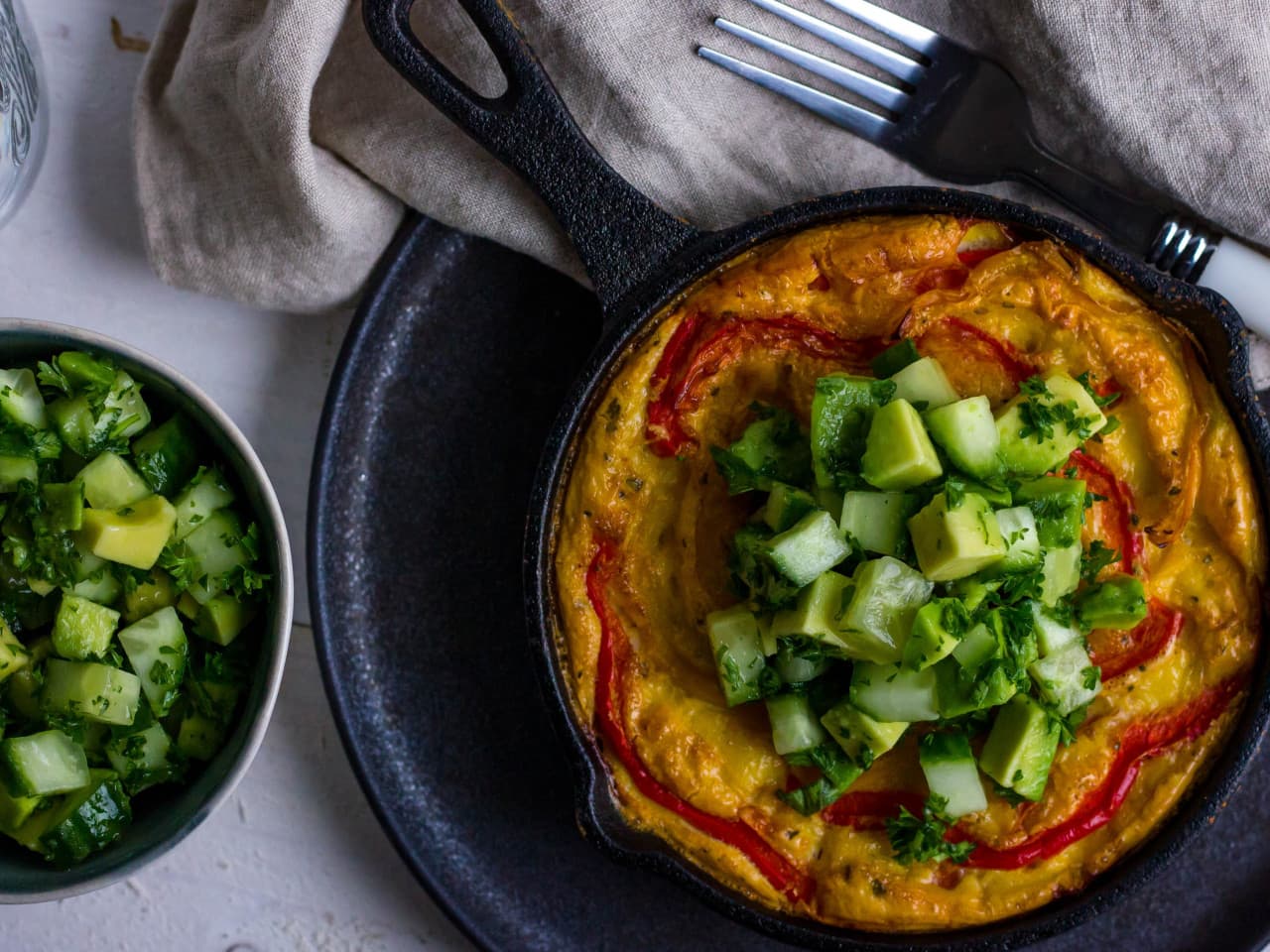 frittata de pimentón con salsa de aguacate