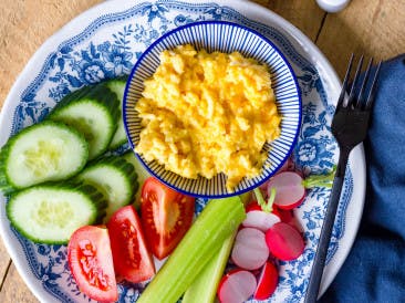Scrambled eggs with vegetable salad