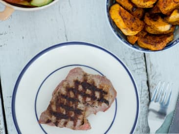 Steak mit Süßkartoffelschnitzen und Tomatensalat