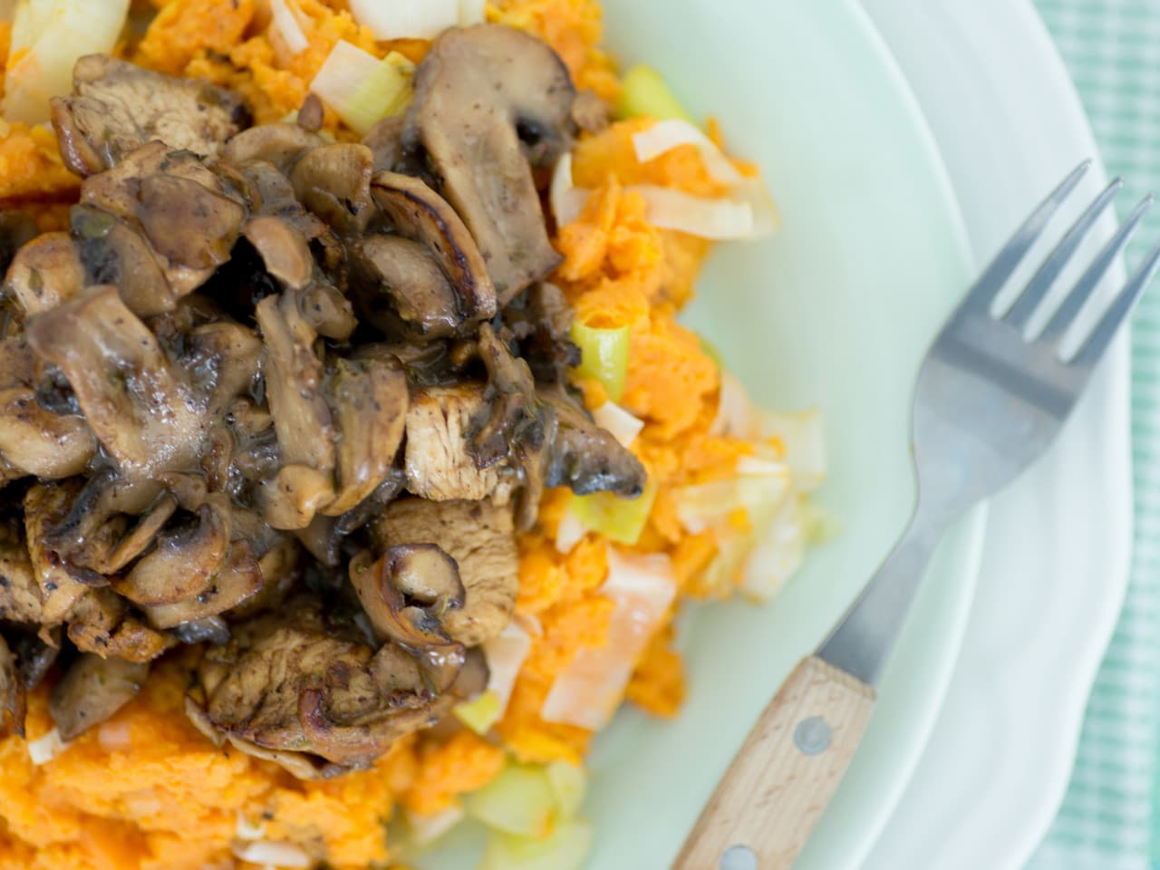 Ragú de pollo con camote y estofado de puerro