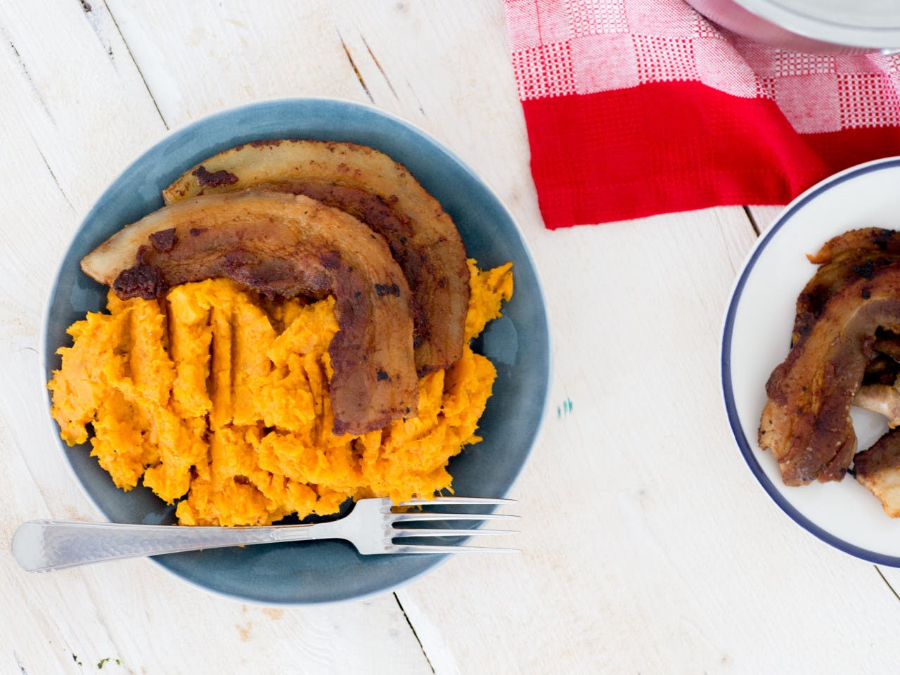Carrot mash with bacon strips