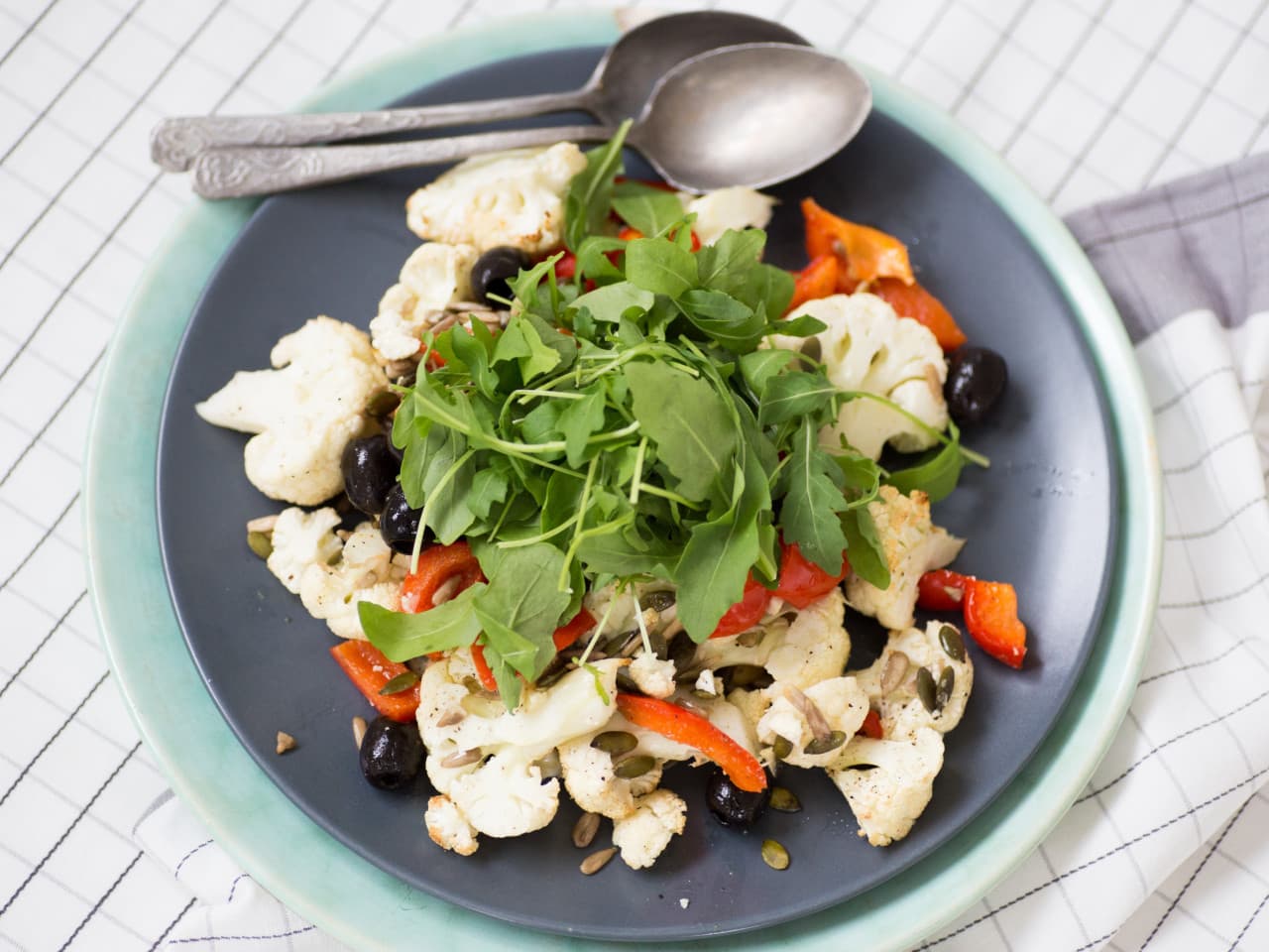 Salade met geroosterde bloemkool en pitten