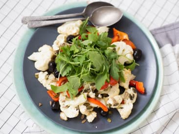 Salad with roasted cauliflower and seeds