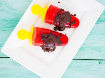 Strawberry popsicles with chocolate dip