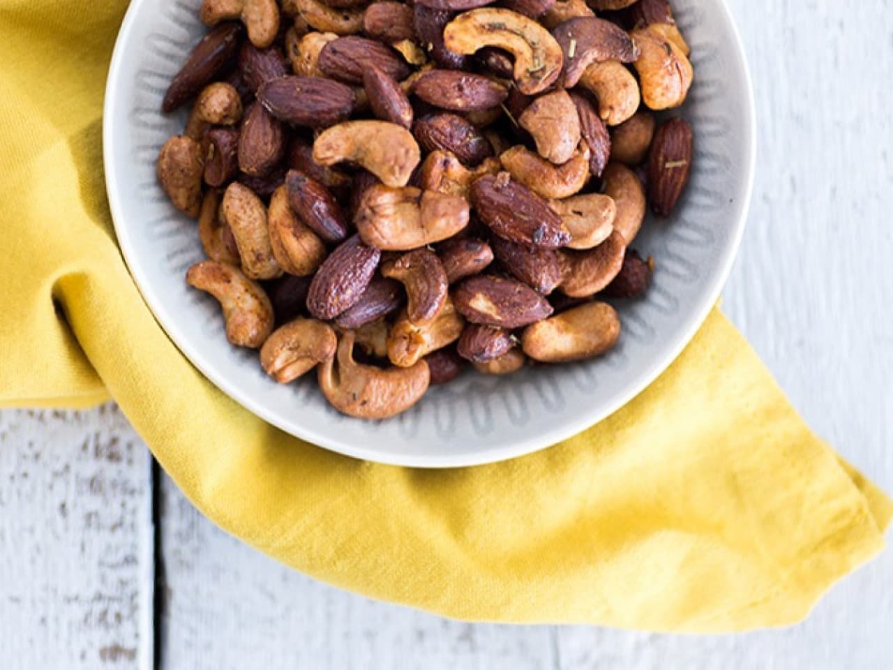 Almendras tostadas y anacardos
