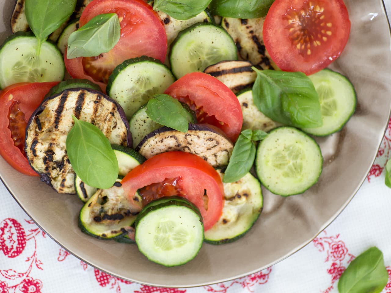 Verduras a la plancha y tomates
