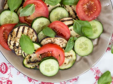 Gegrilltes Gemüse und Tomaten