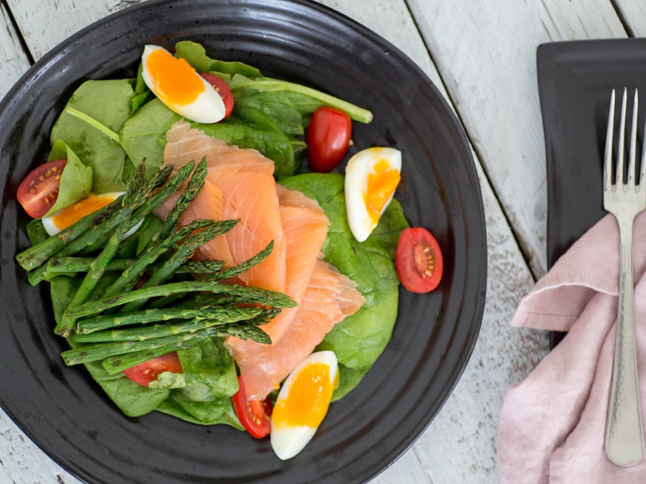 Ensalada de espinacas con espárragos verdes y salmón