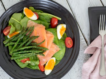Spinach salad with green asparagus and salmon