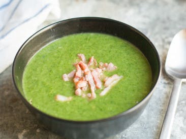 Spinach soup with bacon