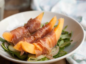 Salad with melon and ham