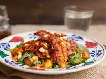 Zoete aardappel salade met bacon
