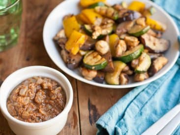Gebratenes Gemüse mit Paleo-Satay-Sauce