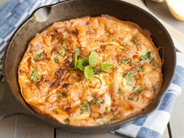 Frittata with sweet onion, zucchini and mint