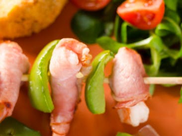 Shrimp skewers with bacon