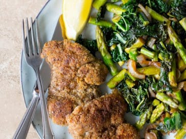 Chicken with a crust and green vegetables