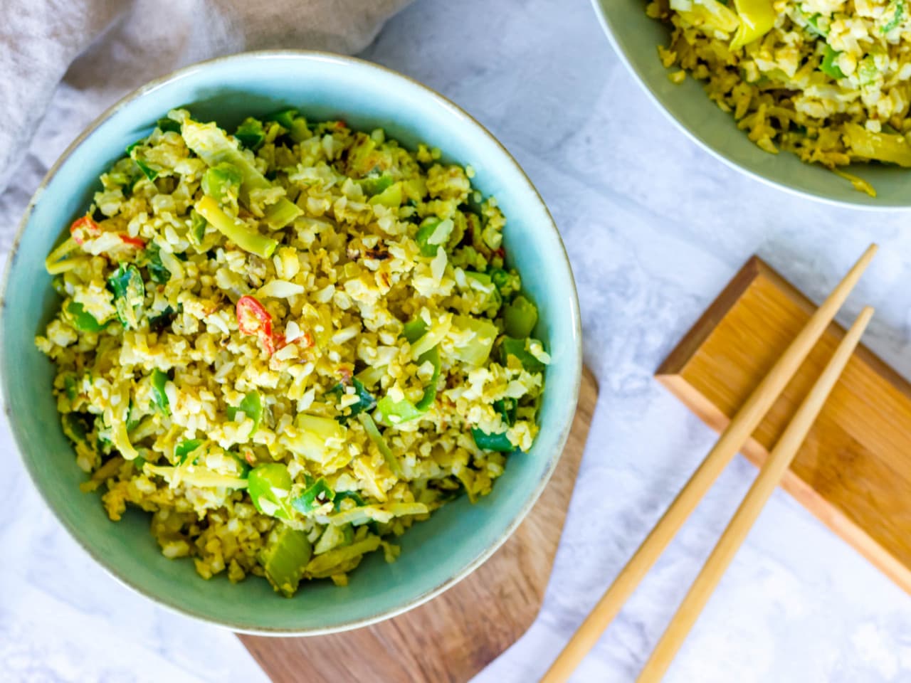 Arroz de coliflor frito con vegetales tailandeses