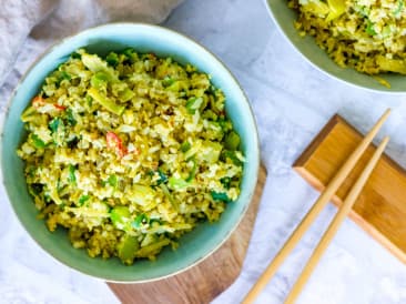 Gebackener Blumenkohlreis mit thailändischem Gemüse