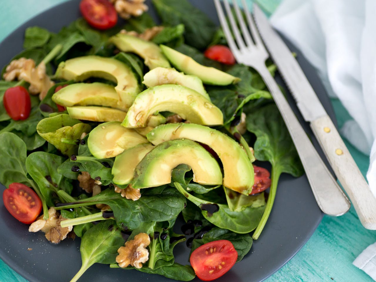 Spinach salad with avocado