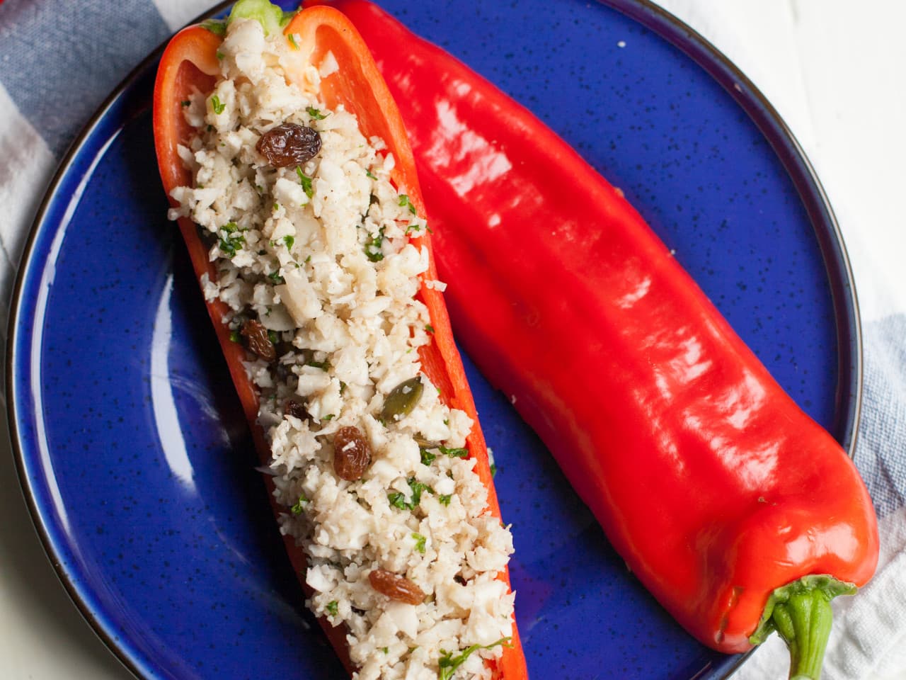 Pimientos puntiagudos rellenos con cuscús de coliflor