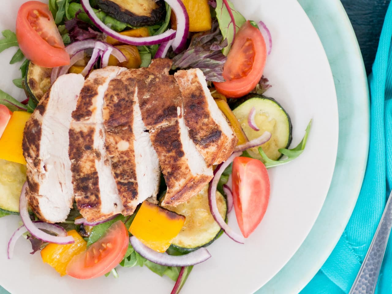 Ensalada de pollo marinado y verduras a la parrilla.