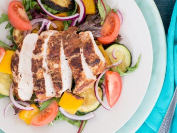 Salad with marinated chicken and grilled vegetables