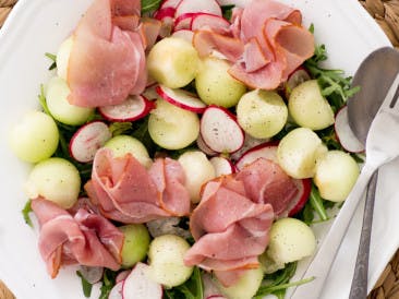 Salade met meloenbolletjes en ham