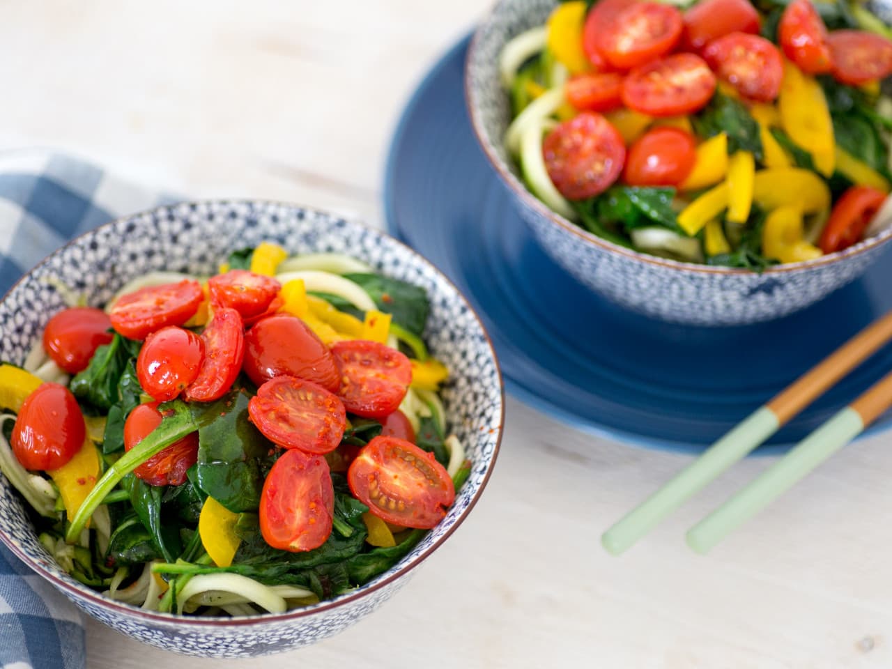 Zoodles verdes con tomates cherry asados