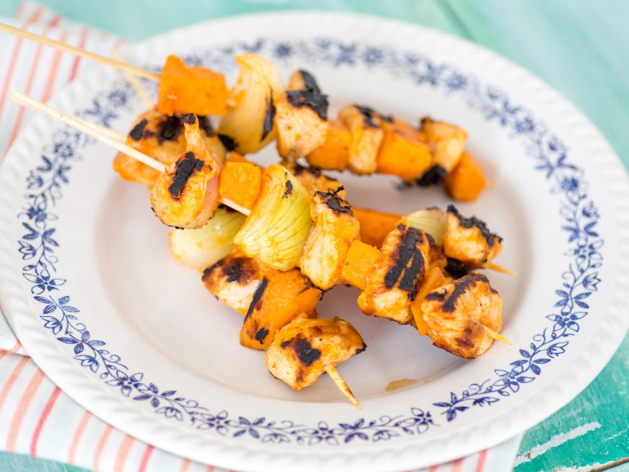 Pollo picante y batata en un palo