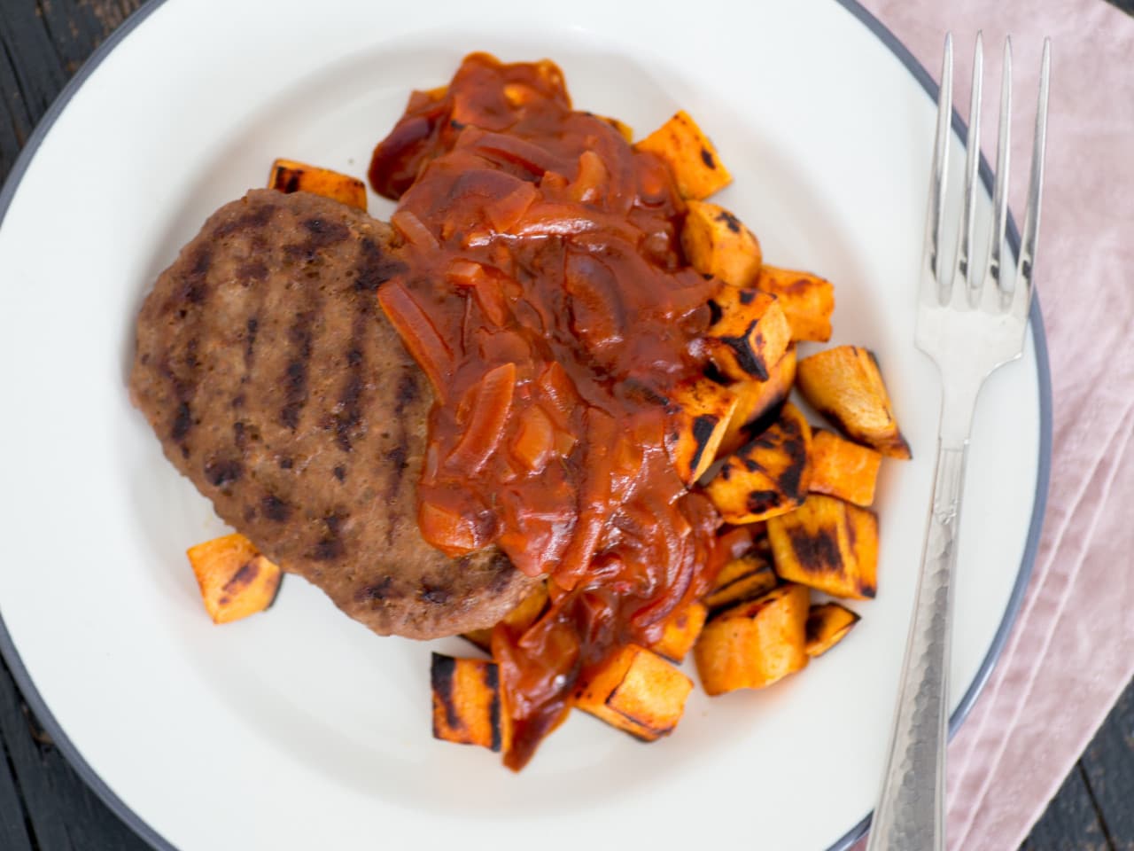 Hamburguesas con salsa de cebolla y camote al horno