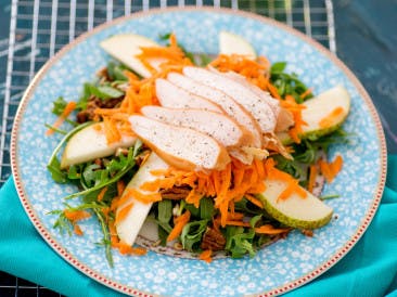 Aragula salad with pear and chicken