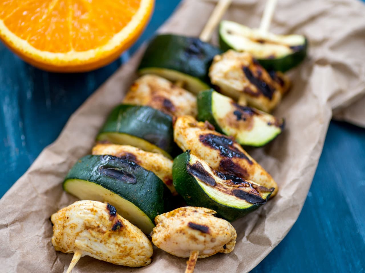 Pollo marinado con calabacín en un palo